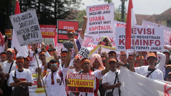 Pengelola Counter Demo Tolak Pembatasan Registrasi Kartu Dengan KK