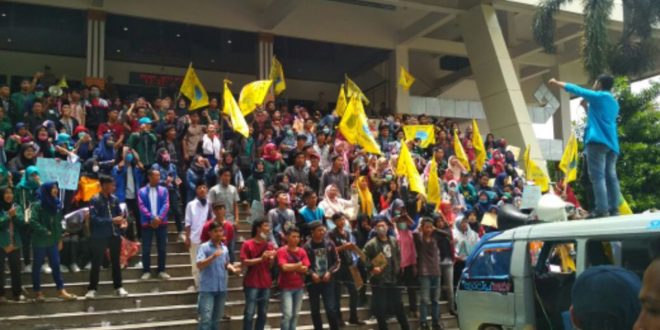 Mahasiswa Gelar Demo Tolak UU MD3D