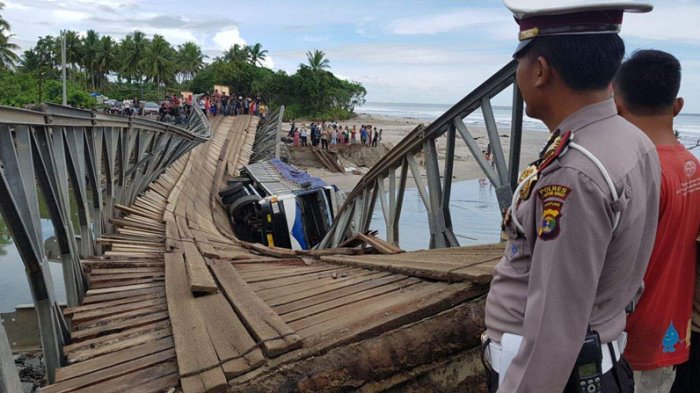 Jembatan Penghubung Lalinbar Pantai Krui Yang Terputus Tak Kunjung di Perbaiki