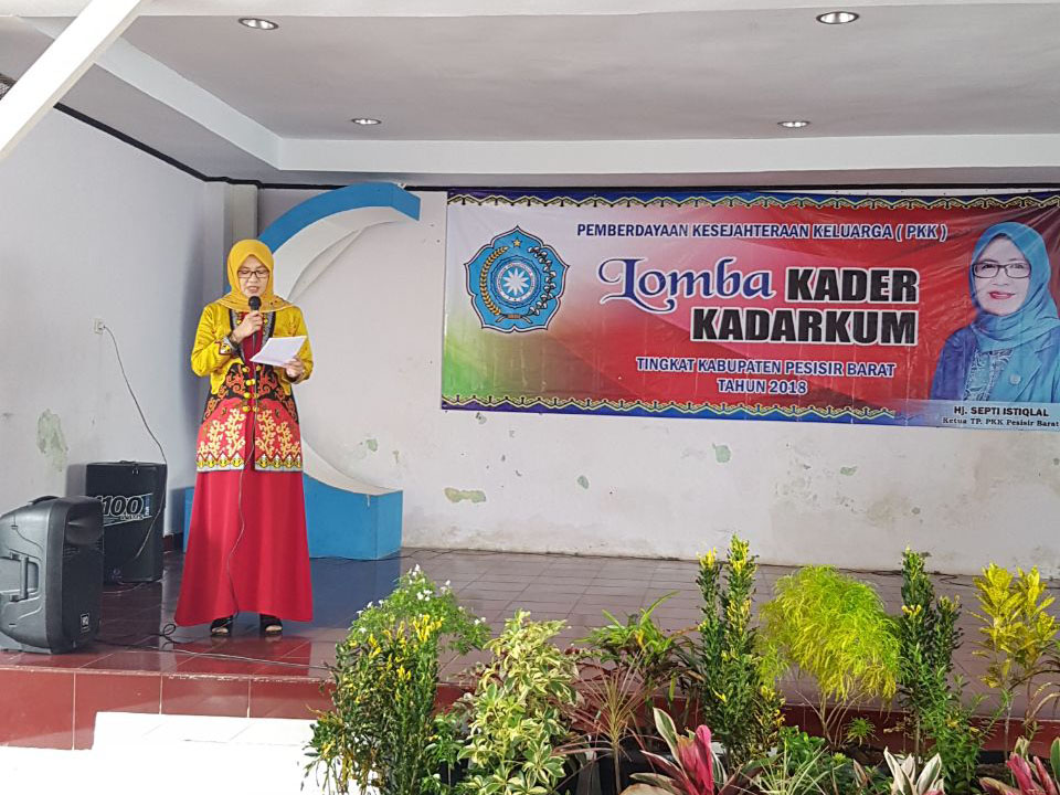 TP-PKK Kabupaten Pesibar Menggelar Lomba Kadarkum