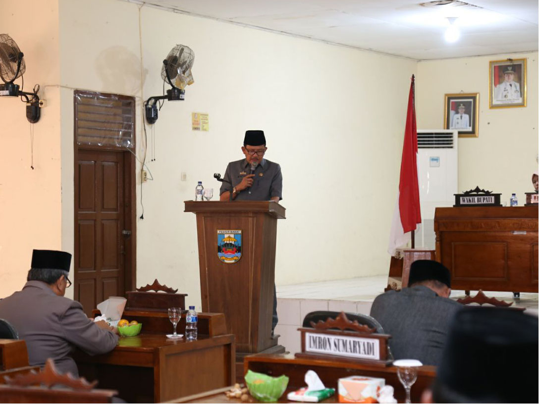 DPRD Kabupaten Pesibar Hadiri Rapat Paripurna Persetujuan Ranperda
