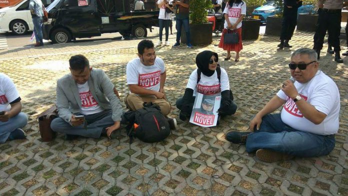 Tagih Janji Jokowi Soal Kasus Novel Forum Rakyat Datangi Gedung KPK