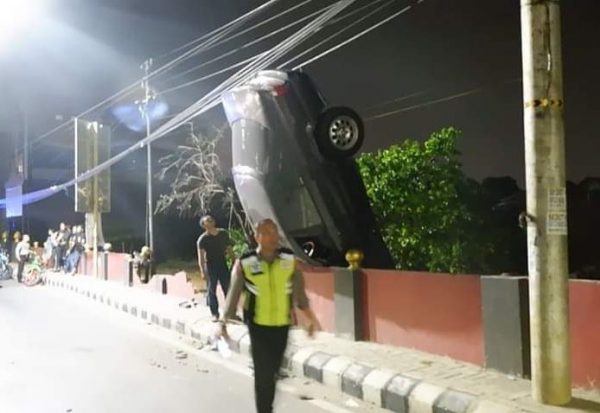 Mobil BMW Jemping di Kuburan Dekat Underpass Unila