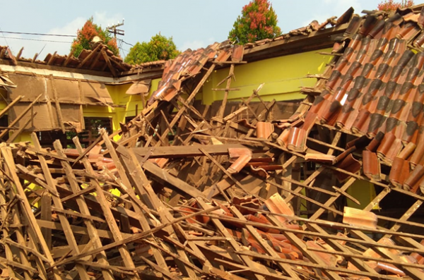 Dua Tahun Ditolak Ajukan Rehab di Pemda Lamtim, Aula Kantor Kecamatan Jabung Ambruk Juga