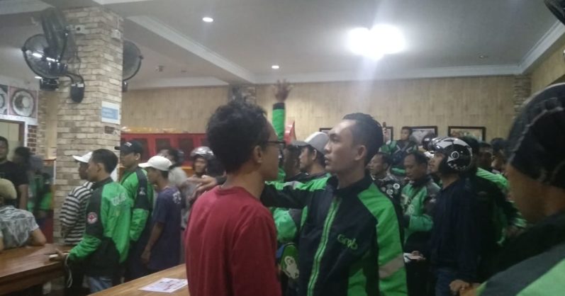Ricuh, Puluhan Driver Gojek Serang RM Geprek Bensu