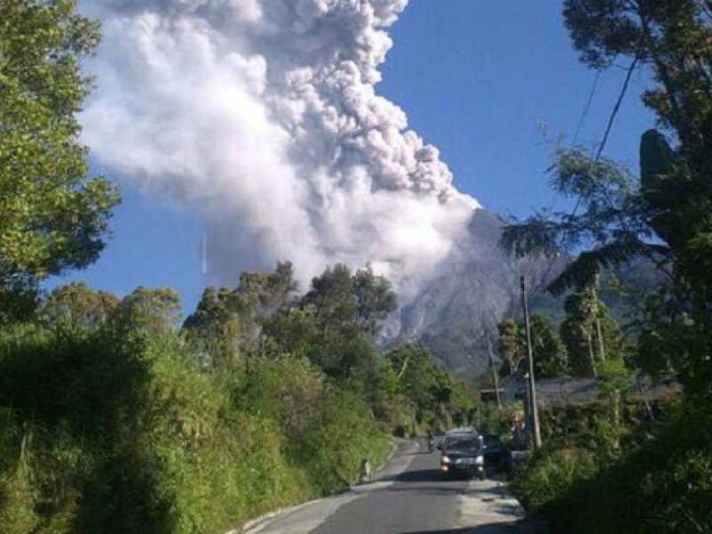 Gunung Merapi Kembali Erupsi Freatik Sebagian Daerah Terkena Hujan Abu