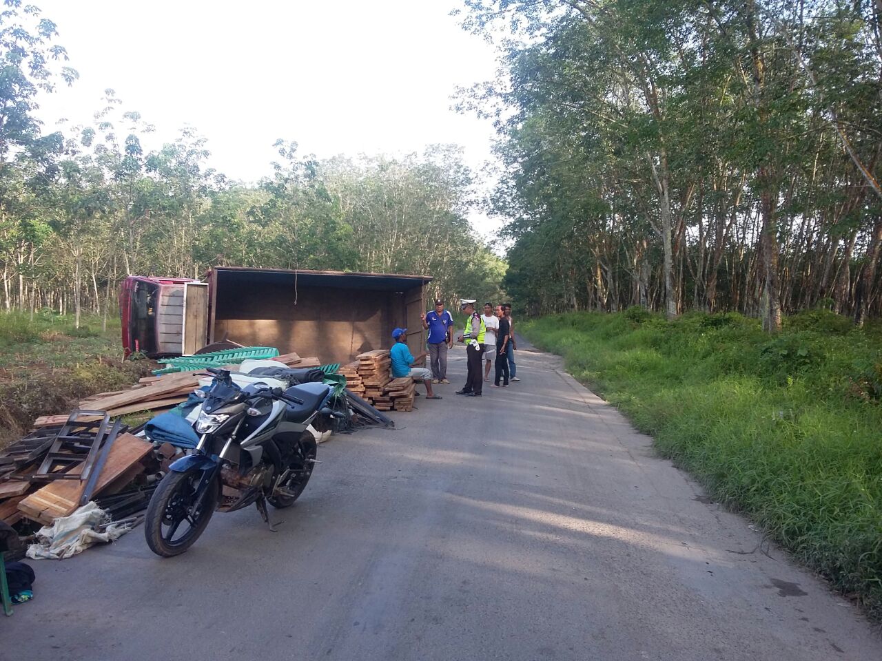 Fuso Muat Alat Tarub Untuk Acara Polres Terguling di Tulangbawang Barat