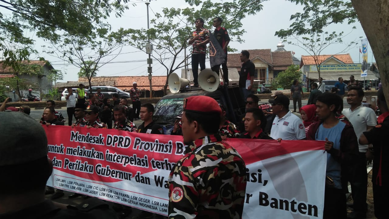 Jelang HUT Banten, Ratusan Aktivis Kepung Gedung DPRD Banten Tagih Janji Kampanye WH – Andika