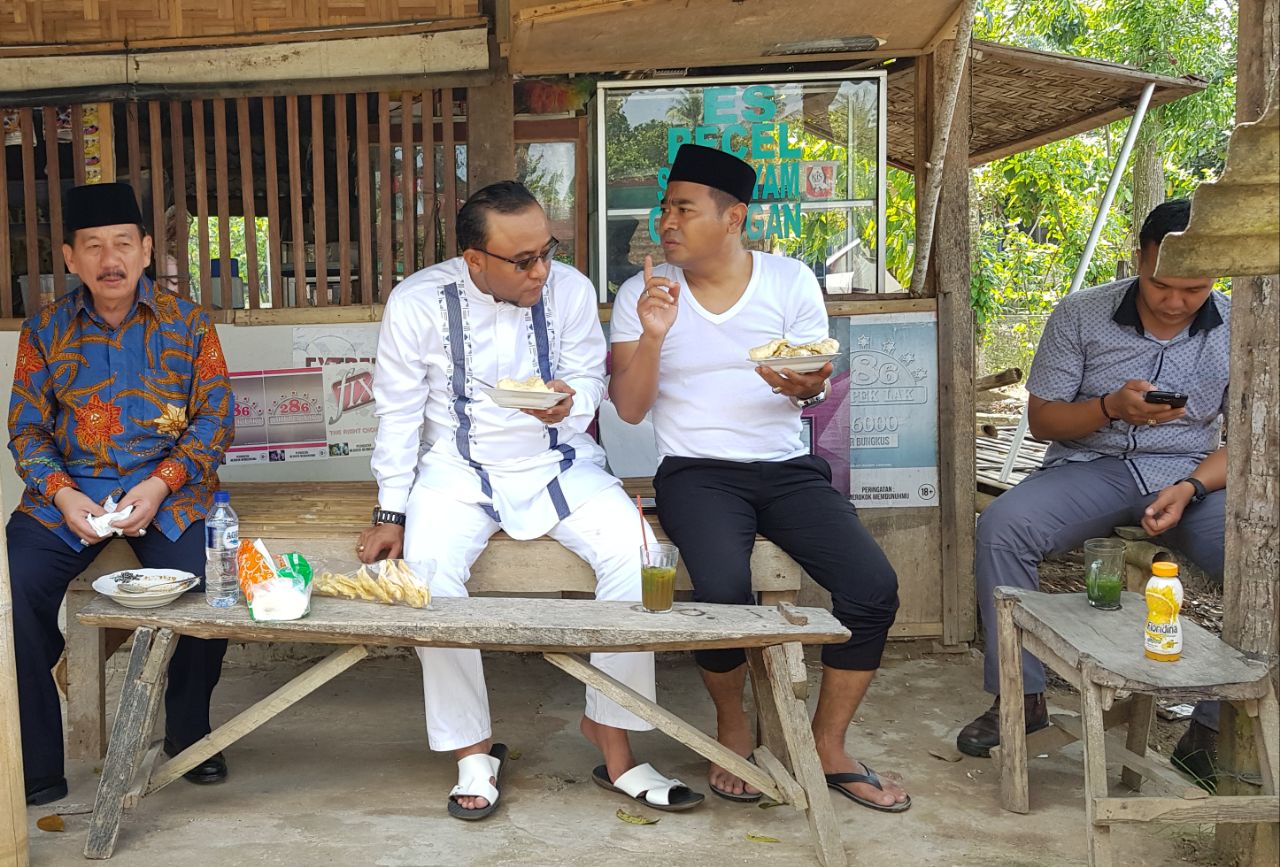 Herman HN Ulek Pecel untuk Makan Siang Tim Kampanye dan Masyarakat