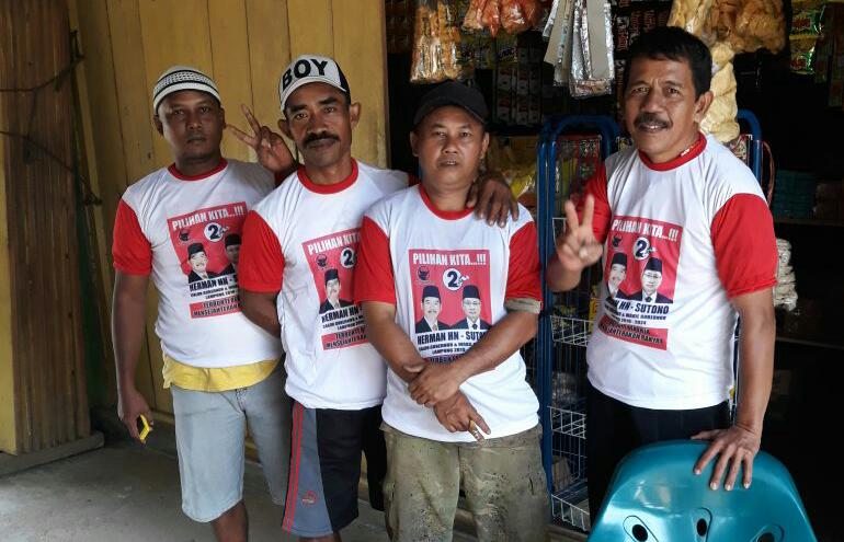 Masyarakat Lampung Utara Berebut Kaus Herman HN