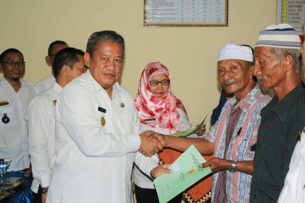 Wakil Walikota Metro Serahkan 141 Sertifikat Tanah Warga Ganjar Asri