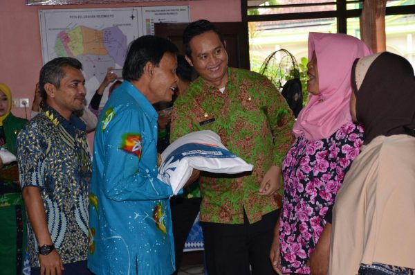 Walikota Metro Launching dan Serahkan Beras Sejahtera