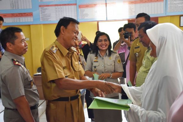 Walikota Metro Serahkan 414 sertifikar Warga Yosodadi