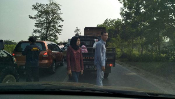 Belum Ada Polisi, Wartawan Urai Macet