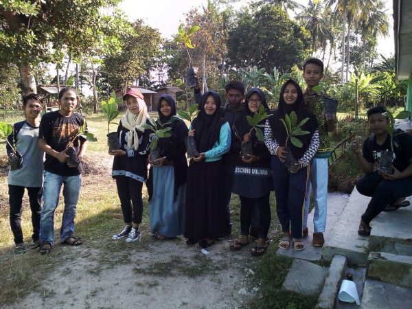 Sispala SMA Maarif Kalianda Tanam Pohon Penghijauan