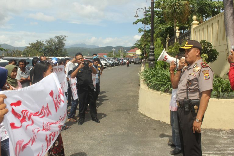 Massa Demo Polda Lampung, Tuntut Proses Hukum Istri Bambang Kurniawan