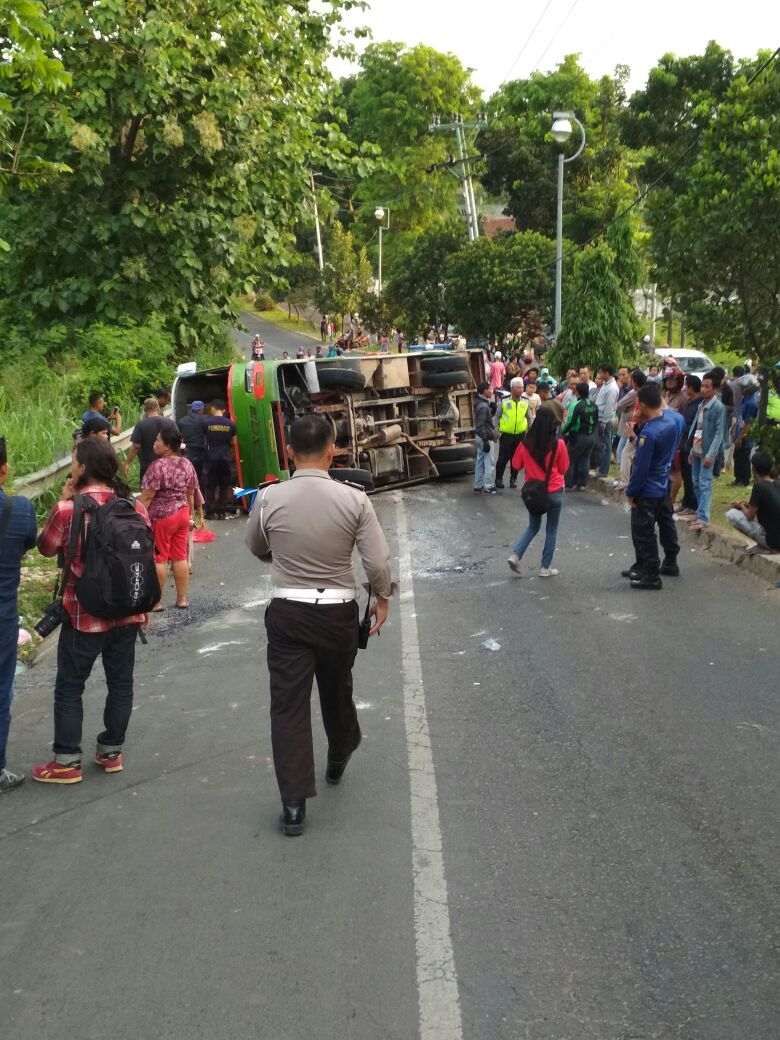 Bus Wisata Asal Pringsewu Terbalik Dijalur Palapa