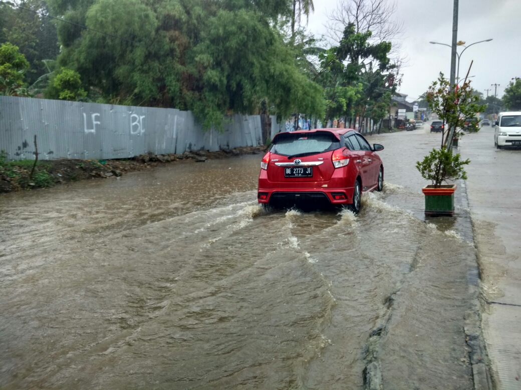Akibat Hujan, Rigit Beton Jalan Pramuka Bak Sungai, Rumah Warga Tergenang