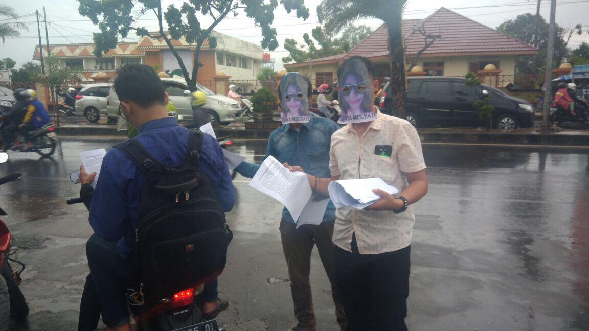 Sekelompok Pria Bertopeng “Ridho-Shinta” Muncul di Kampus dan Perempatan Jalan Bagikan Selebaran Gelap