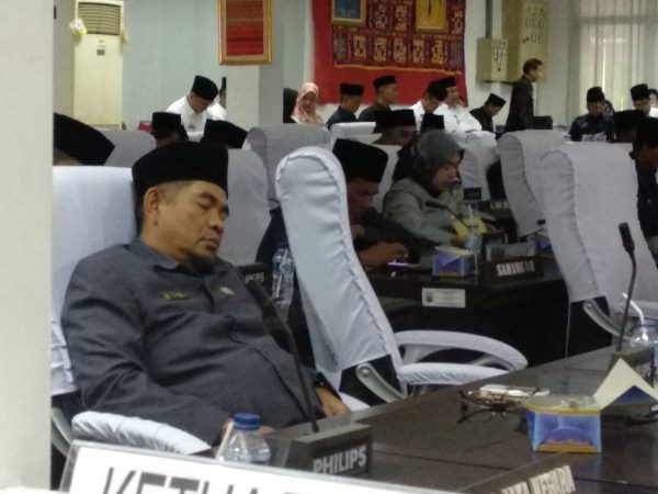 Anggota Dewan PAN Lamsel “Ngorok” Saat Paripurna