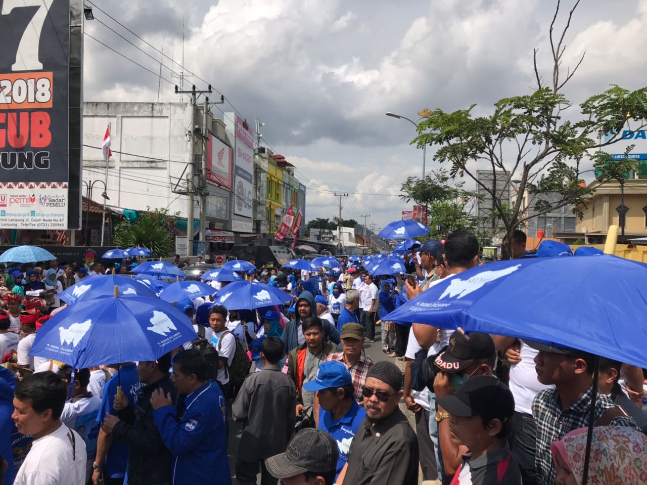 Massa Pertahana Birukan KPU Lampung