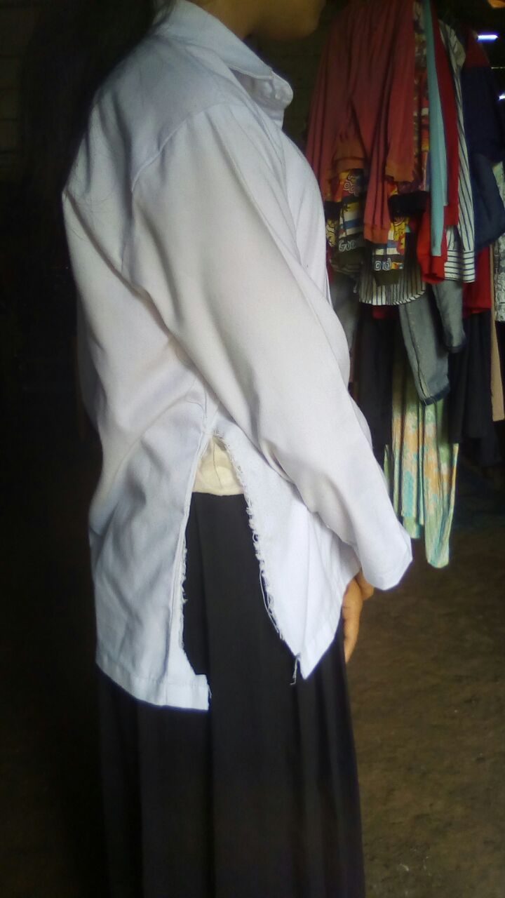 Dalih Terapkan Aturan, Oknum Guru SMKN 1 Kotabumi Robek Seragam Siswinya