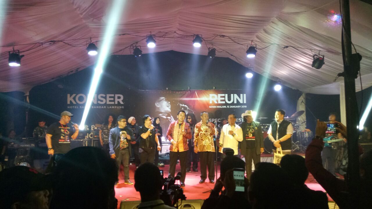 Ridho-Bachtiar Juga “Ngerockers” di Panggung Konser Rock