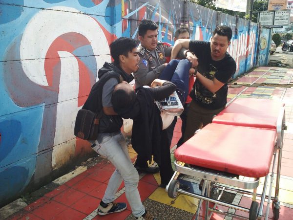 Polantas Peduli Bantu Ibu Pingsan Dijalan