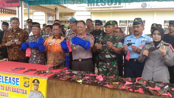 Kapolda Lampung Musnahkan Serahan Senpi Warga Mesuji