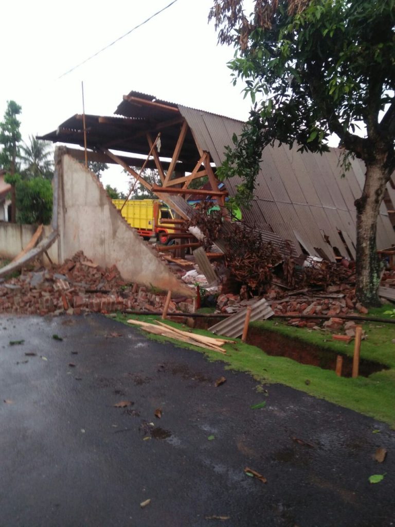 Belasan Rumah Diterjang Puting Beliung di Tegineneng
