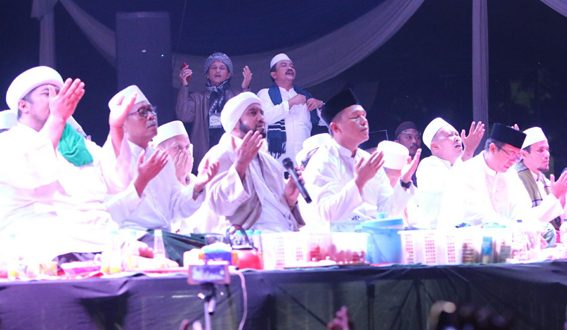 Puluhan Ribu Warga Tanggamus Gemakan Sholawat Untuk Mustafa-Aja