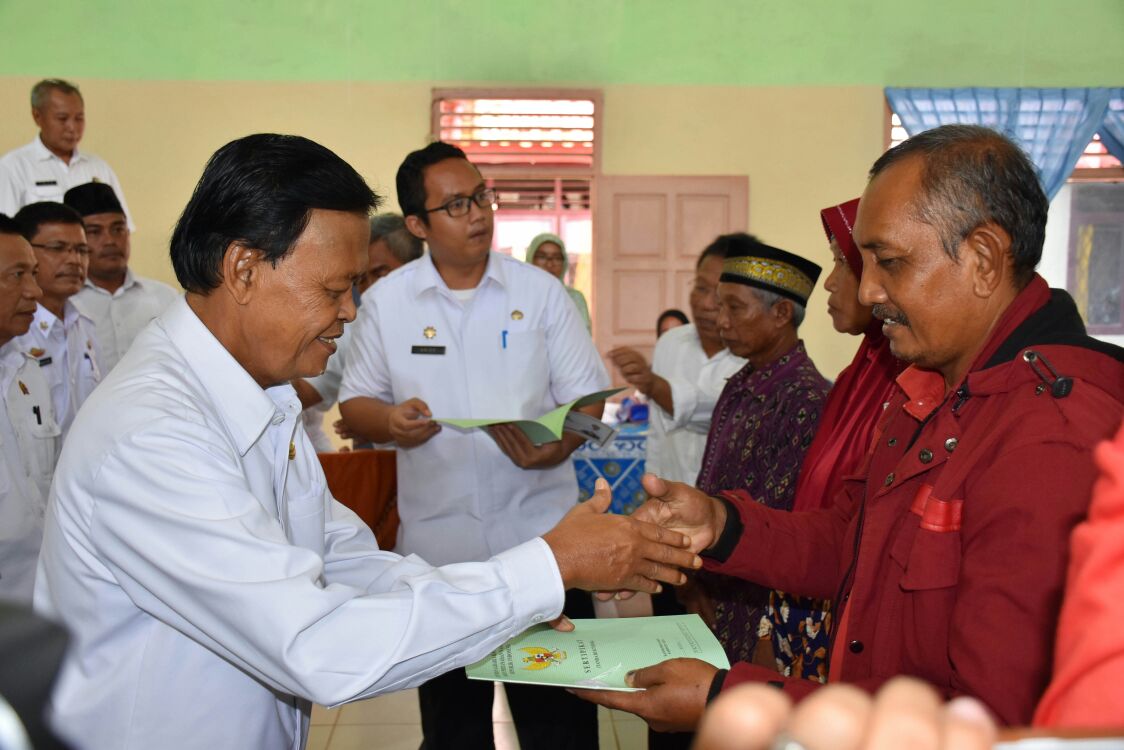 Walikota Metro Serahkan 397 Sertifikat Tanah Secara Simbolis