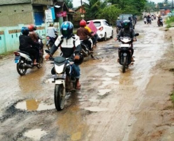 Sejumlah Pengendara Keluhkan Jalan Berlubang Di Lampung Selatan