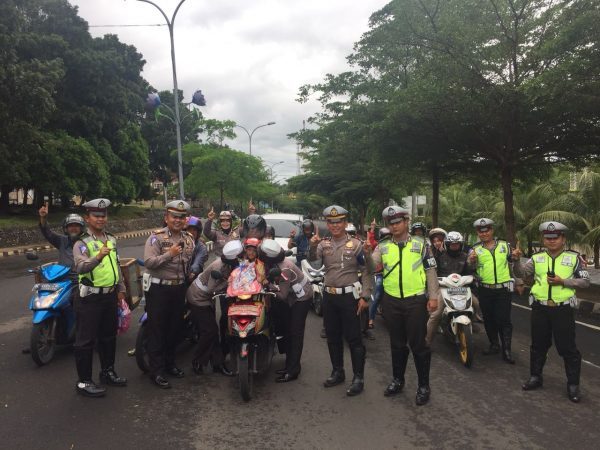 Sat Lantas Res Lamsel Bagi-bagi “Tas Sekolah”