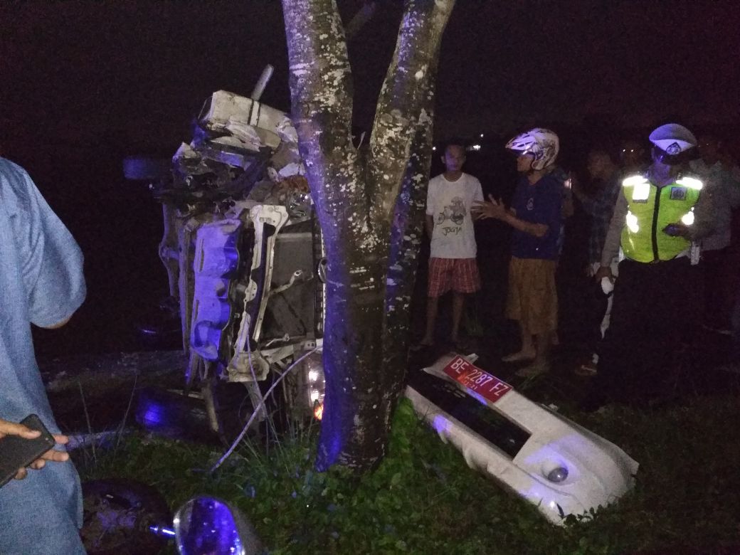 Mobil Dinas Camat Metro Timur “Terjungkal” Di Jalan Soekarno Hatta