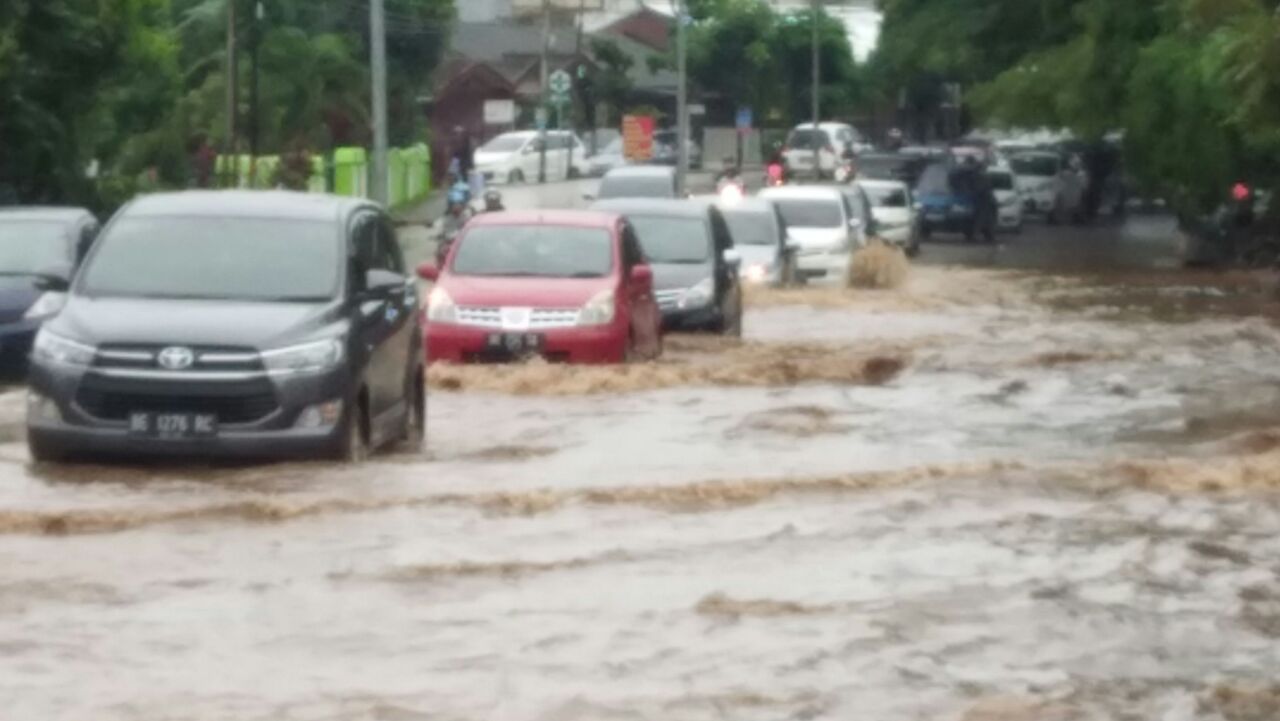 Jalan Pramuka Terendam Banjir Bak Sungai