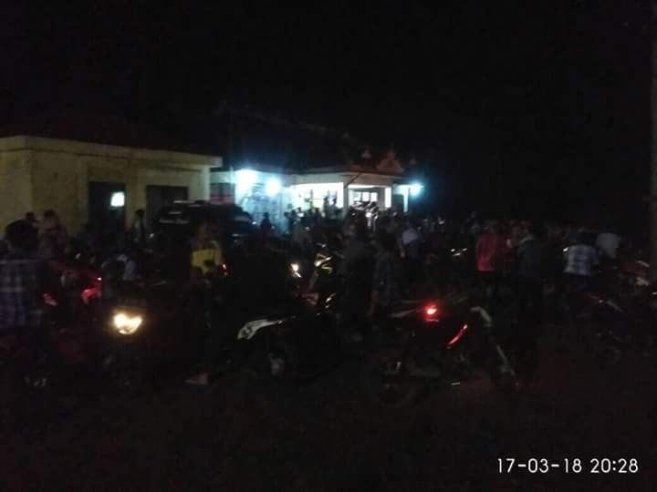 Ratusan Warga Kepung Polsek Jabung