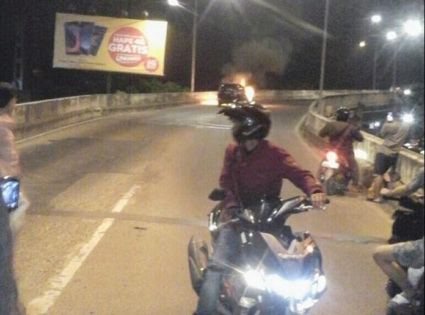 Mobil Honda Mobilio Terbakar di Flayover Gajah Mada