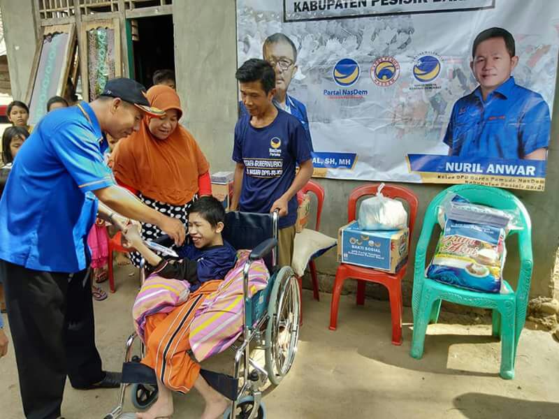 DPD Partai Nasdem Kabupaten Pesibar Salurkan Bantuan Lewat Baksos