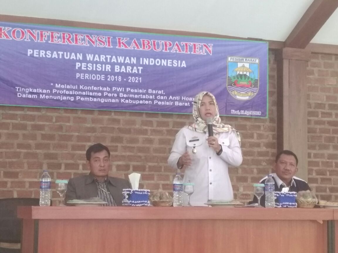 Wakil Bupati Erlina Buka Konferensi PWI Pesisir Barat