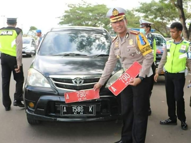 Dirlantas Tangkap Mobil Plat Merah Pemprov Banten Diganti Plat Hitam