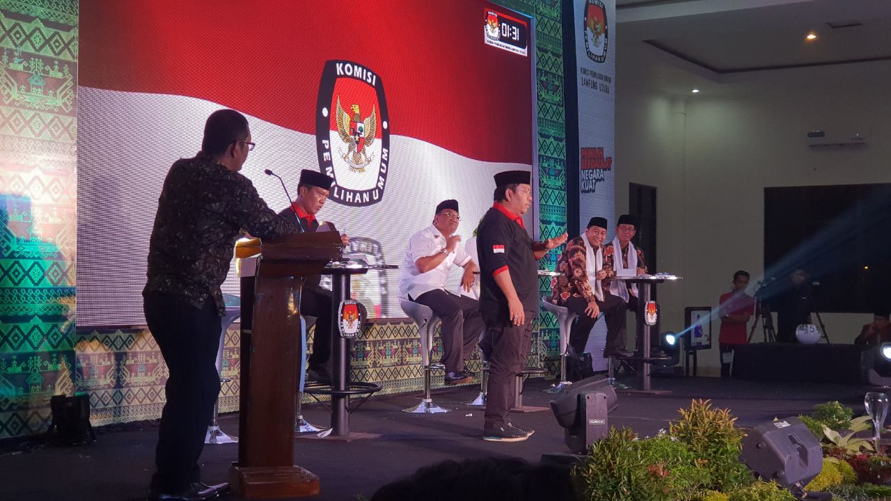Debat Publik, Agung Serang Zainal Dengan WTP, Aprozi Pukul Agung Soal Penegakan Supremasi Hukum