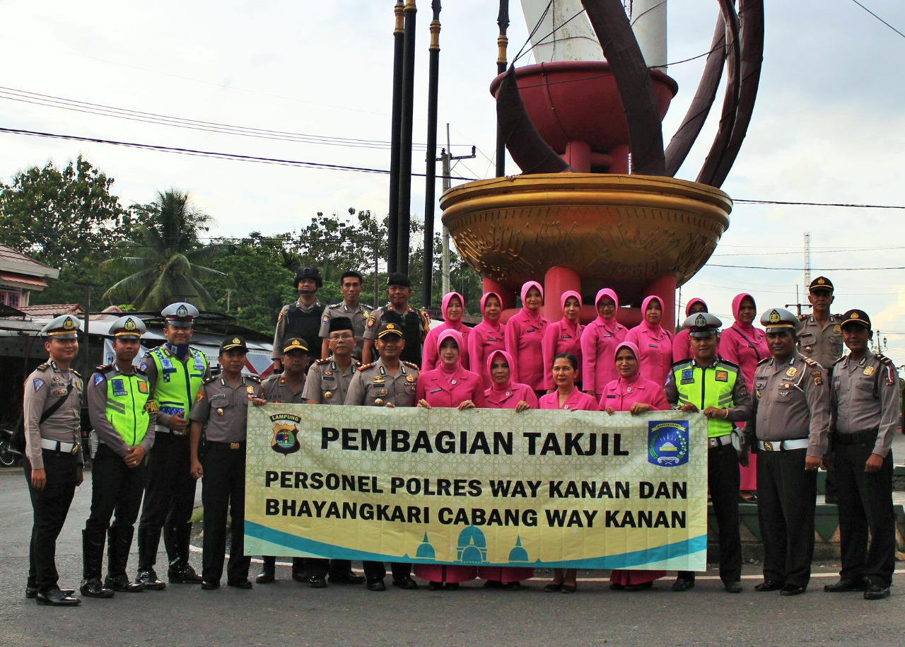 Polres Way Kanan Isi Kegiatan Ramadhan Dengan Membagikan Takjil