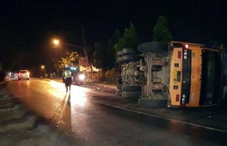 Pengendara Motor Ugal-Ugalan, Truk Batubara Terguling