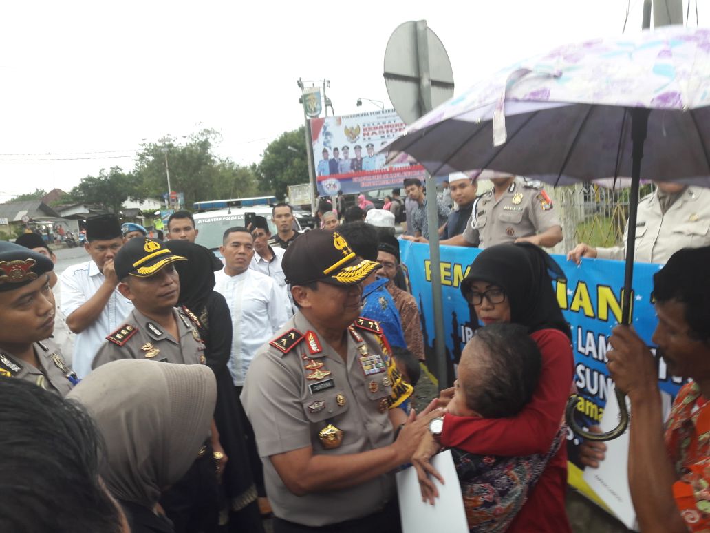 Kapolda Lampung Berikan Santunan Warga Kurang Mampu Serta Takjil Gratis Untuk Berbuka