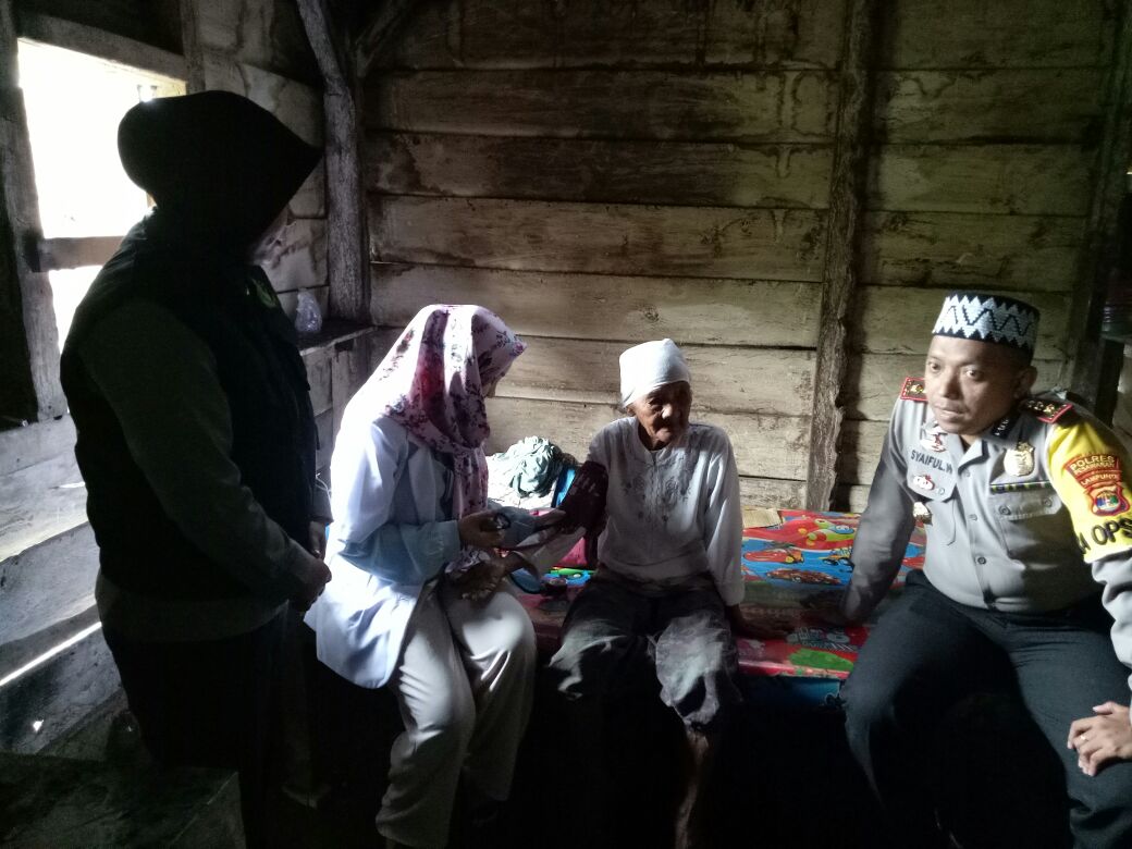 Kapolres Pesawaran Kunjungi Nenek Sebatang Kara