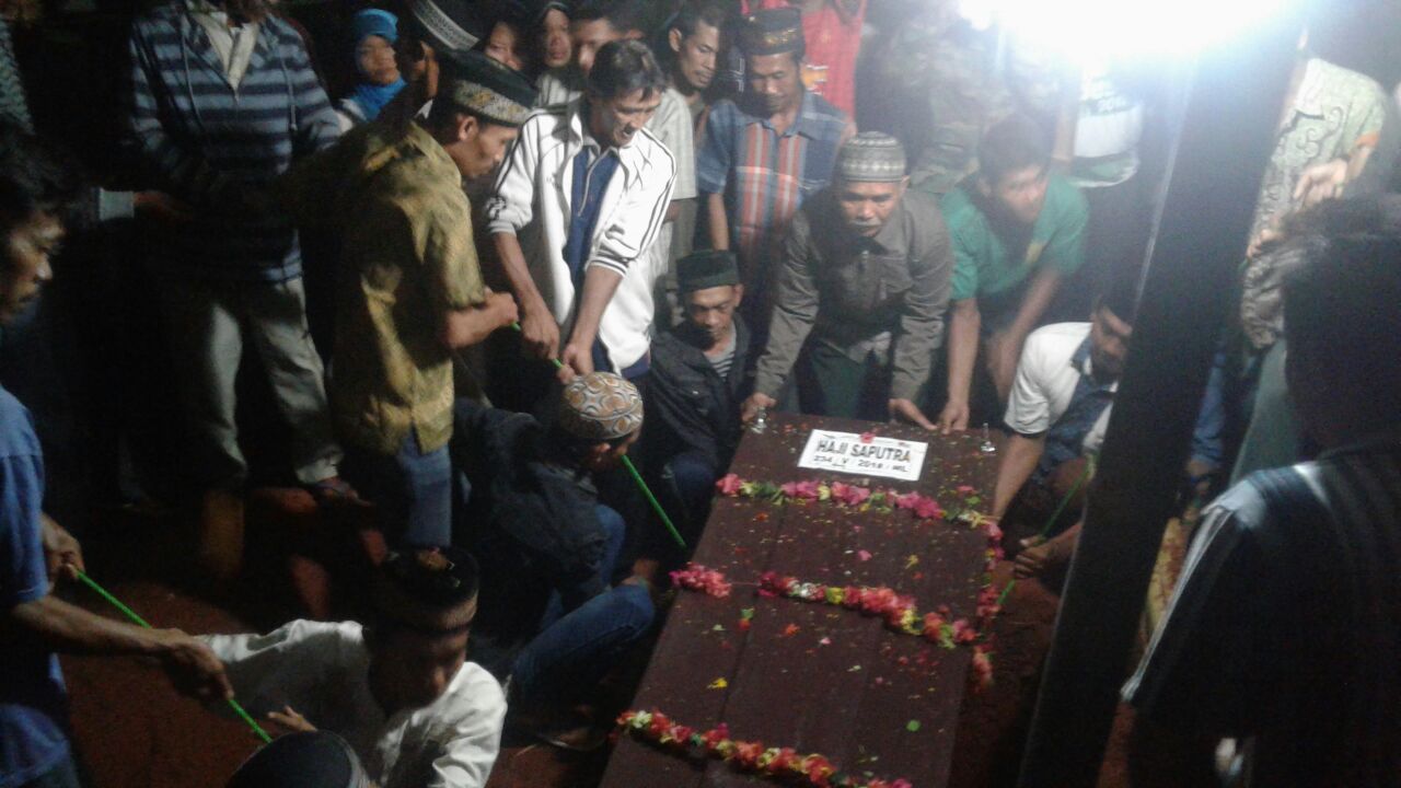 Jenasah Haji Saputra Terduga Teroris  Surabaya Dimakamkan di Dusun Kali Cinta Lampung Utara