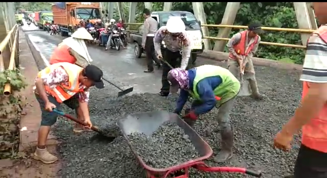 Antisipasi Lakalantas Jelang Arus Mudik, Sat Lantas Polres Lampura Tambal Jalan Berlubang