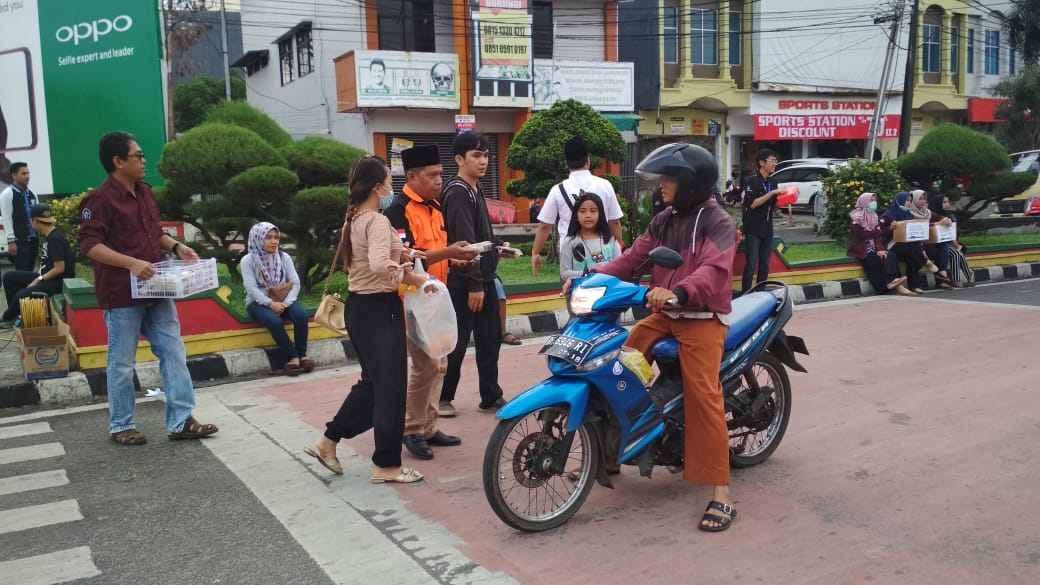 Wartawan dan Pimred Media Online Lampung Berbagi Ta’jil Untuk Berbuka