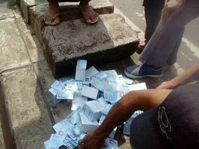 Warga Pondok Kopi Temukan Setengah Karung e-KTP Tercecer di Jalanan